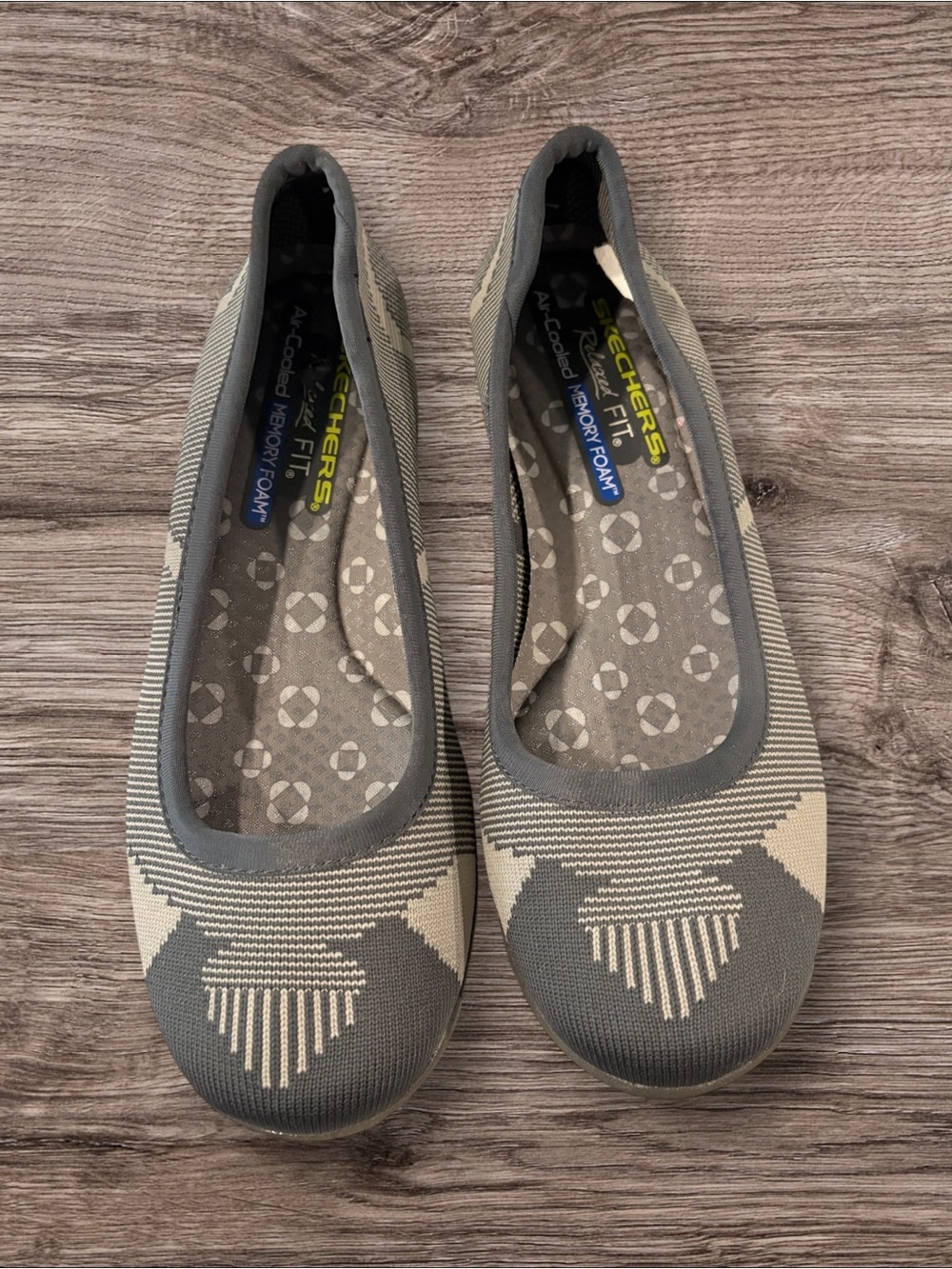 Skechers Air Cooled Memory Foam Gray and Cream Knit Slip-On Ballet Flats. Size 7